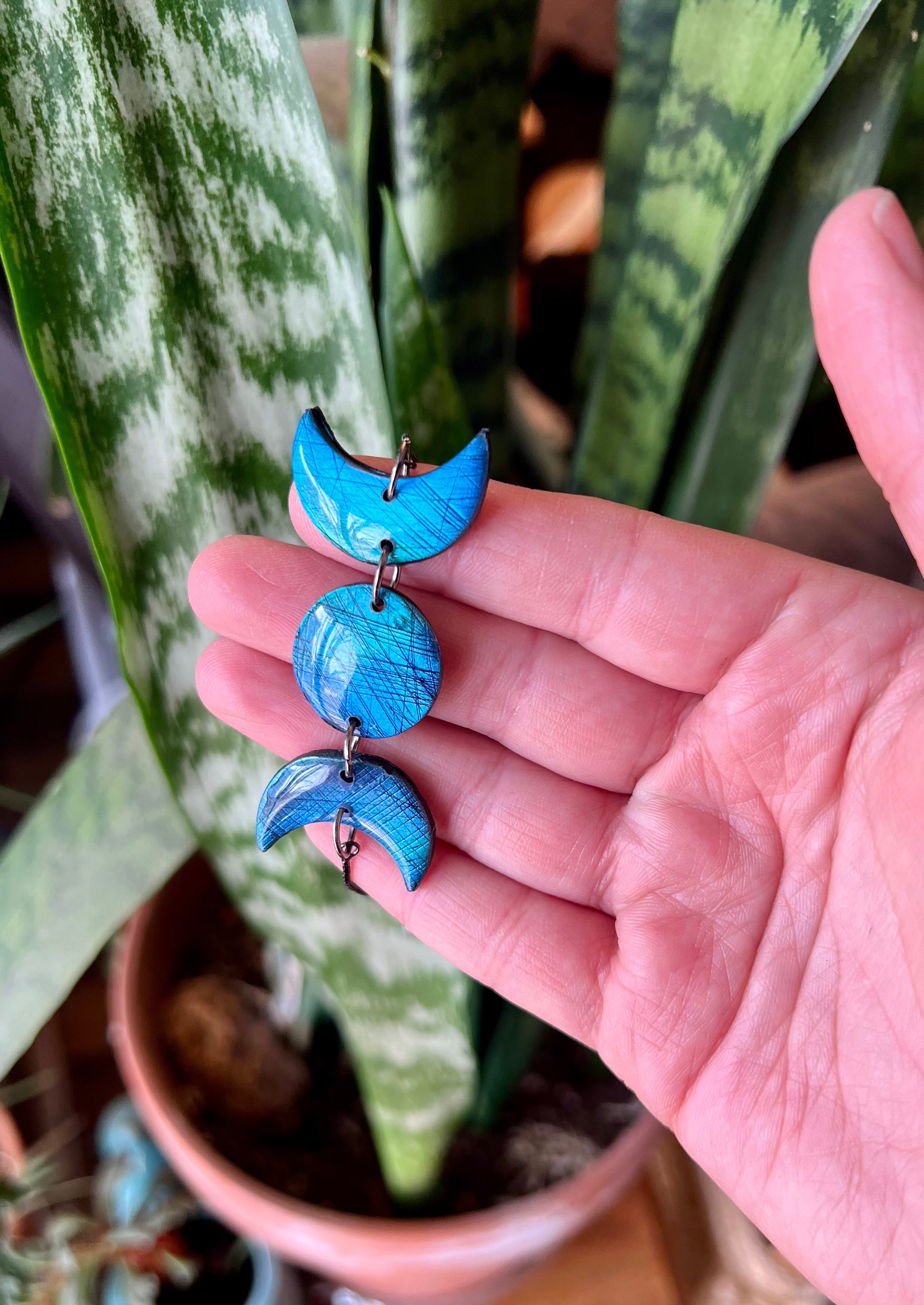 Moon phase-inspired polymer clay jewlery with mica pigments, mimicking the iridescence of labradorite stone. Harnessing labradorite's healing energy, these earrings and bracelets offer a cosmic touch to your style