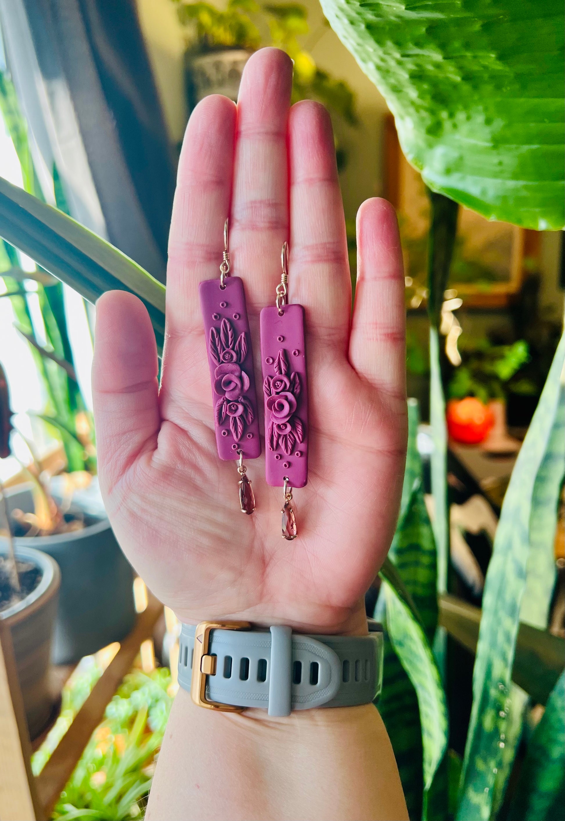 Add a touch of elegance to your ensemble with our mauve monochrome polymer clay earrings adorned with delicate roses. These stunning accessories exude timeless beauty and feminine charm, perfect for any occasion. Elevate your style with these romantic statement pieces today