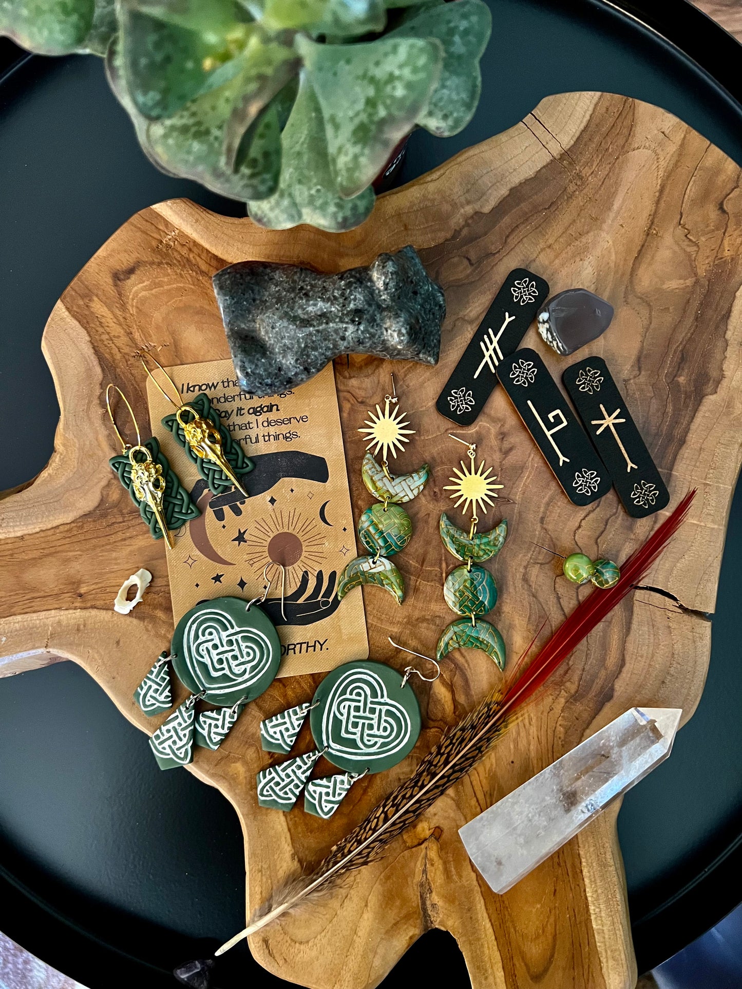 Unveil charm and symbolism with our hummingbird skull earrings, embellished with a green Celtic sailor knot. These earrings embody the grace and vitality of the hummingbird, complemented by the timeless Celtic knot. Embrace nature's allure and Celtic heritage with this enchanting accessory.