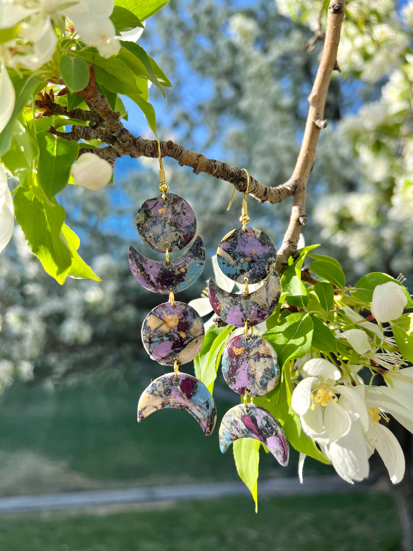 Embrace the symbolism of life's cycle and femininity with these earrings. New Moons signify fresh starts, while waning crescents represent the opportunity to manifest your hopes and dreams
