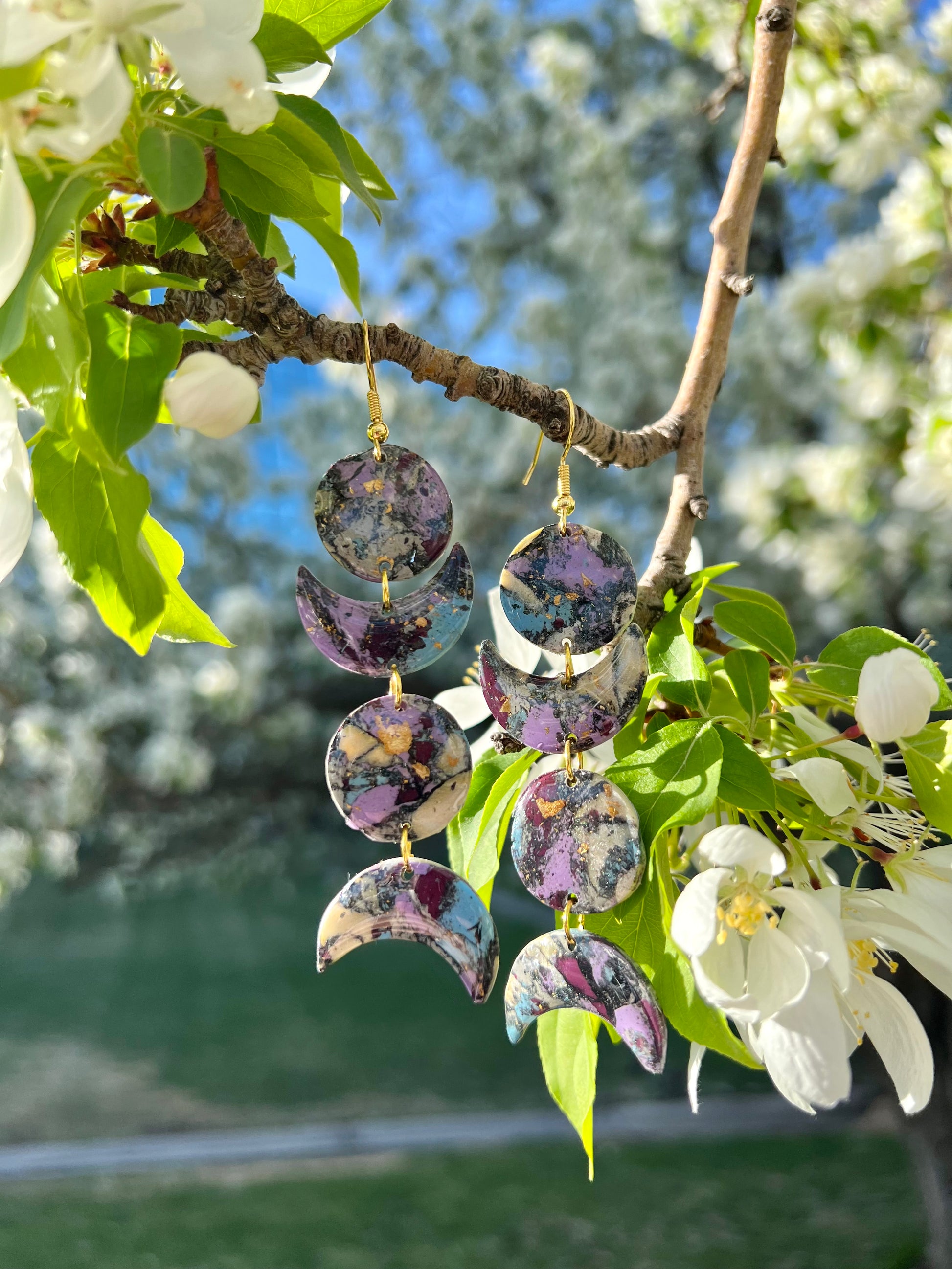 Embrace the symbolism of life's cycle and femininity with these earrings. New Moons signify fresh starts, while waning crescents represent the opportunity to manifest your hopes and dreams