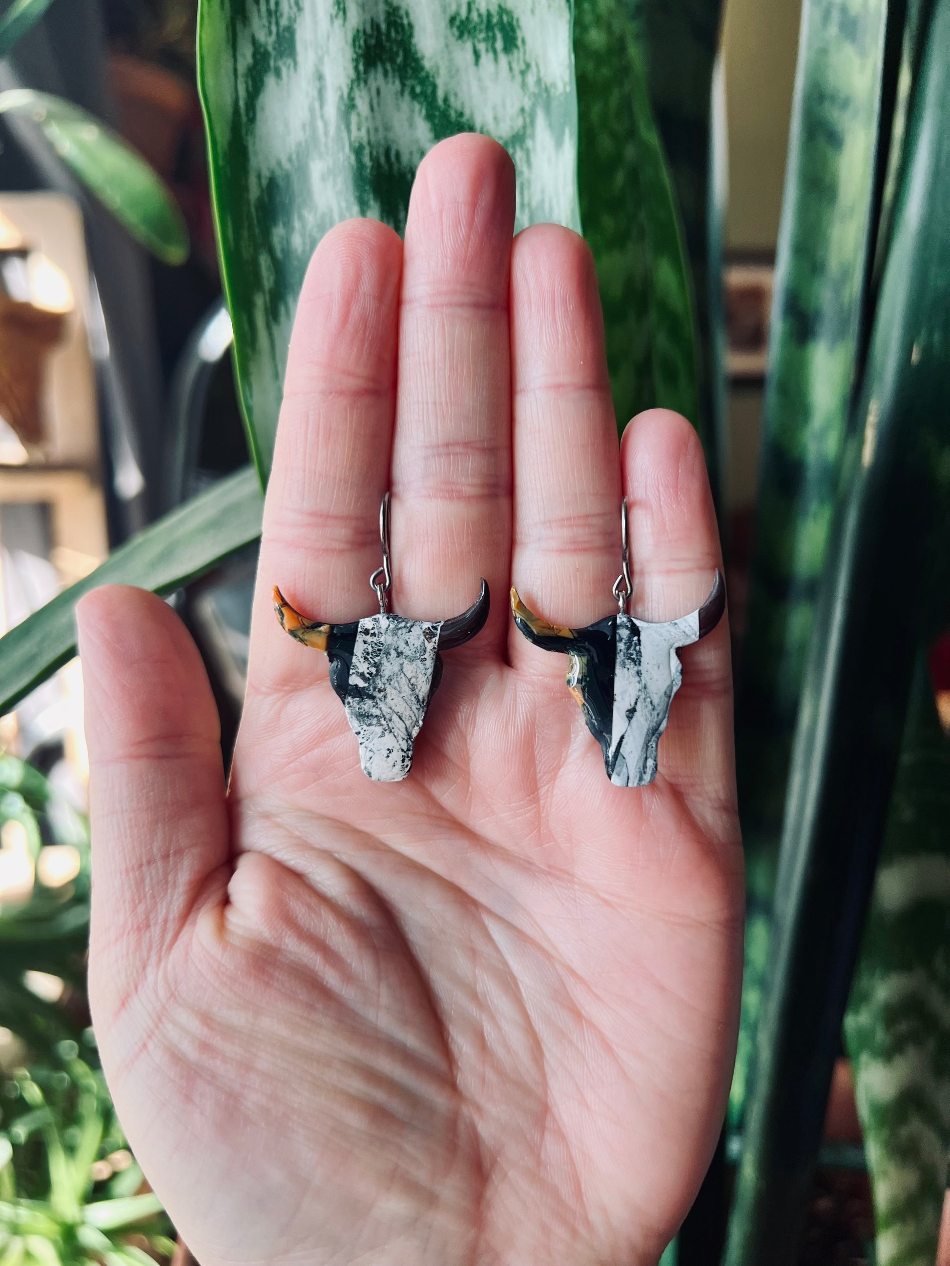 Embrace the spirit of the Wild West with our polymer clay bull earrings, featuring a stunning marbling technique. These western-inspired accessories add a touch of frontier flair to any outfit. Perfect for rodeo enthusiasts and cowgirl chic fashionistas alike!