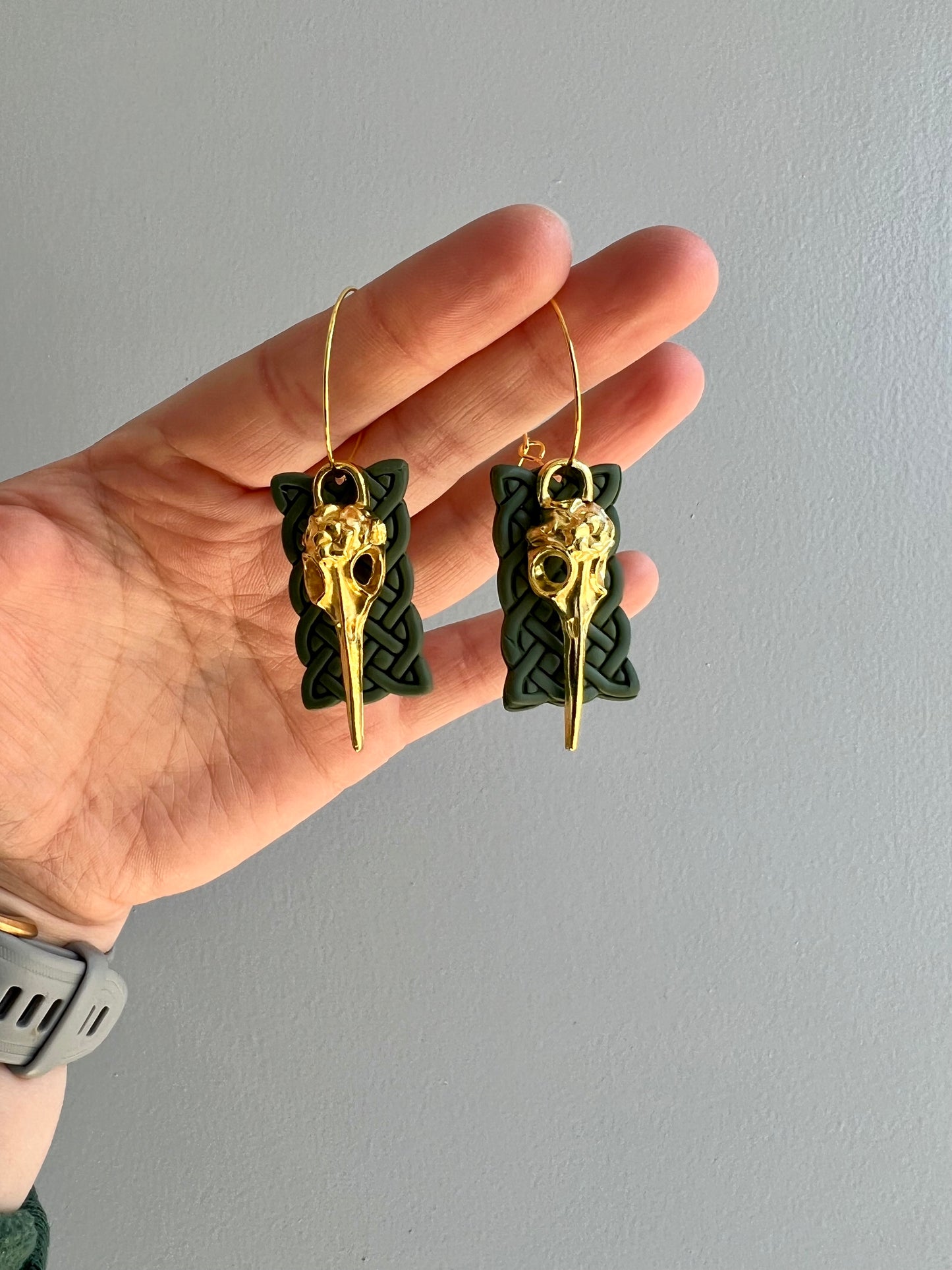 Dive into symbolism with our hummingbird skull earrings, featuring a green Celtic sailor knot. Symbolizing eternal life and the interconnectedness of nature, the Celtic knot adds depth to these unique accessories. Embrace the enchanting combination of hummingbird symbolism and Celtic tradition with these captivating earrings.