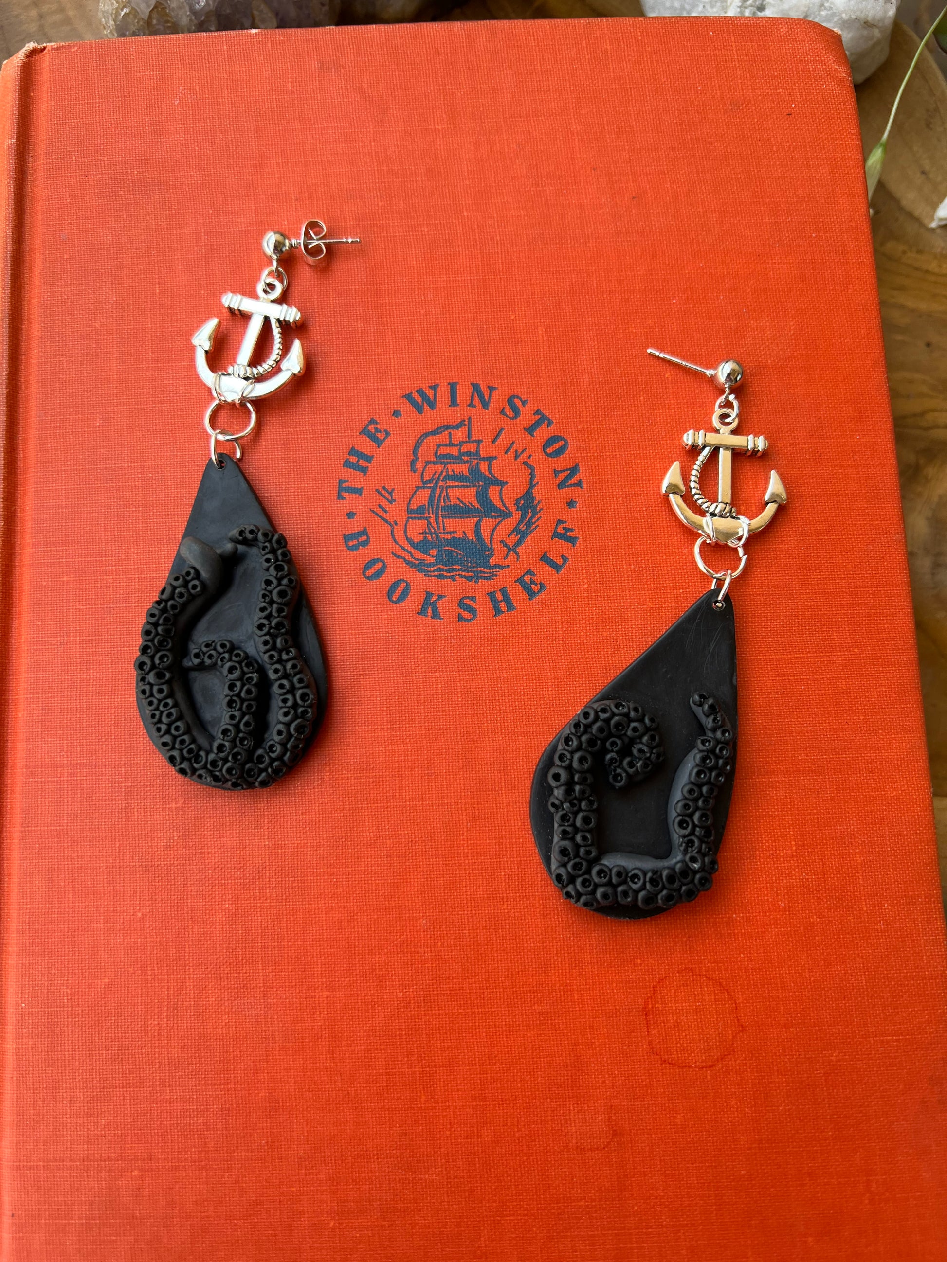 Channel the power of the kraken with our polymer clay earrings adorned with an anchor charm. Symbolizing strength and resilience, the kraken design adds a touch of mystery and adventure to your style. Dive into the depths of fashion with these nautical-inspired statement earrings.
