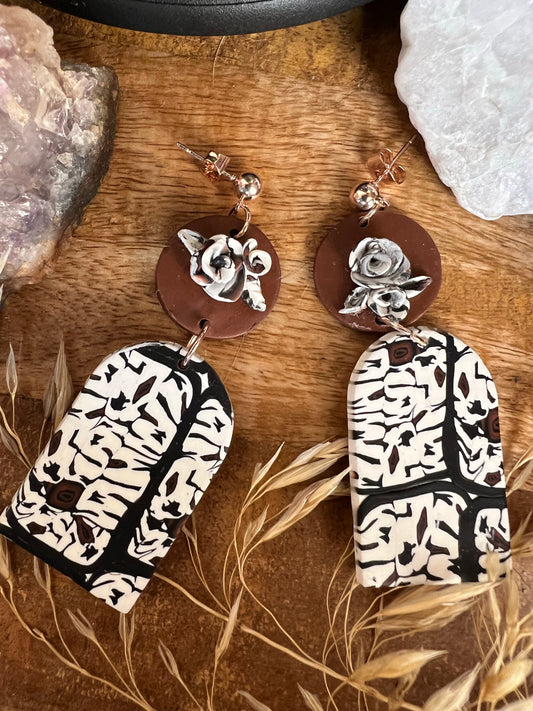 Capture the essence of Colorado's Aspen trees with our polymer clay earrings inspired by their majestic beauty. These nature-inspired accessories evoke themes of resilience and renewal, perfect for adding a touch of Rocky Mountain charm to any outfit.