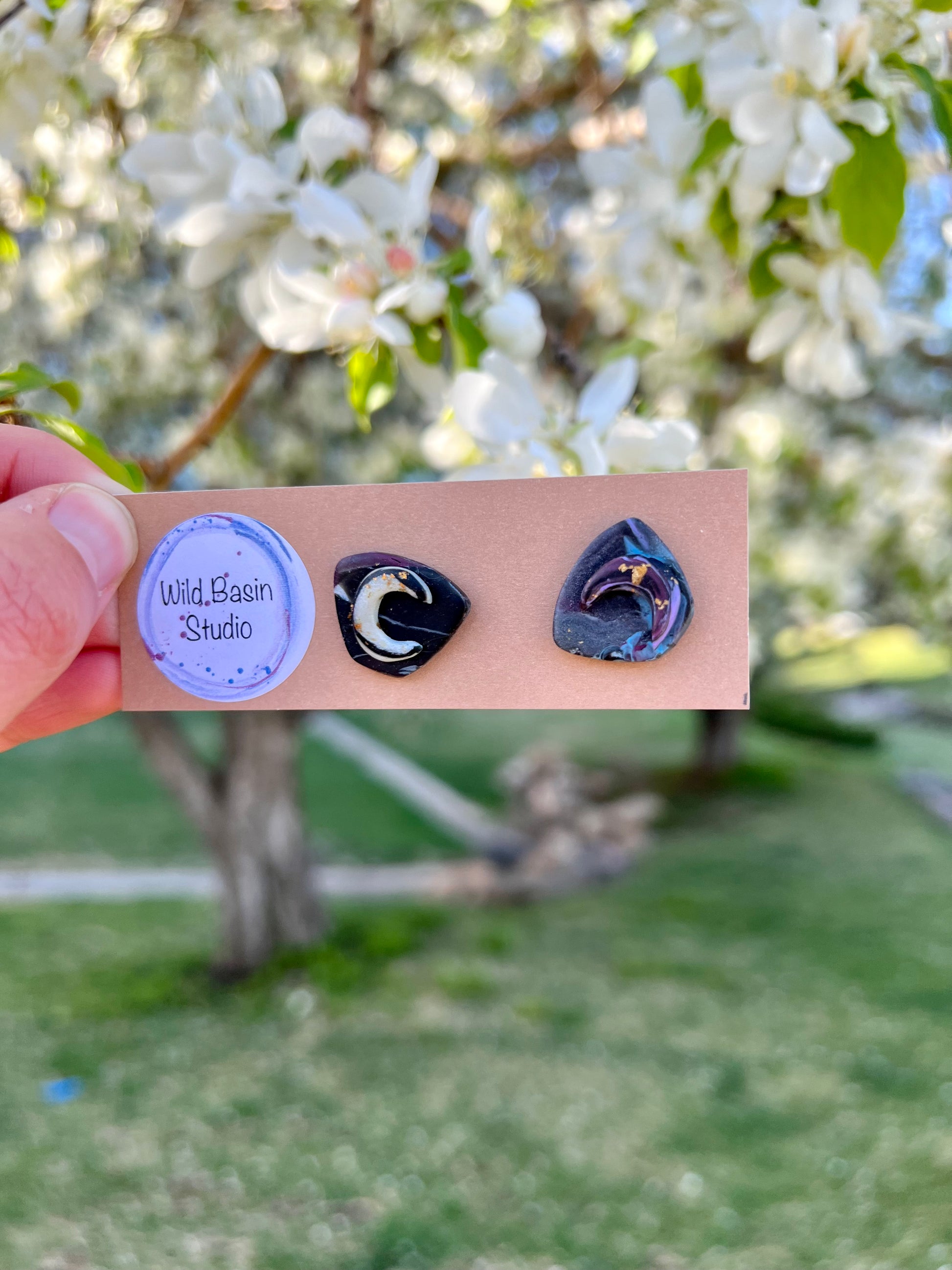 Embrace the enchanting allure of the night sky with our crescent moon stud earrings. Crafted to resemble the celestial heavens, these earrings are perfect for stargazers and dreamers alike.