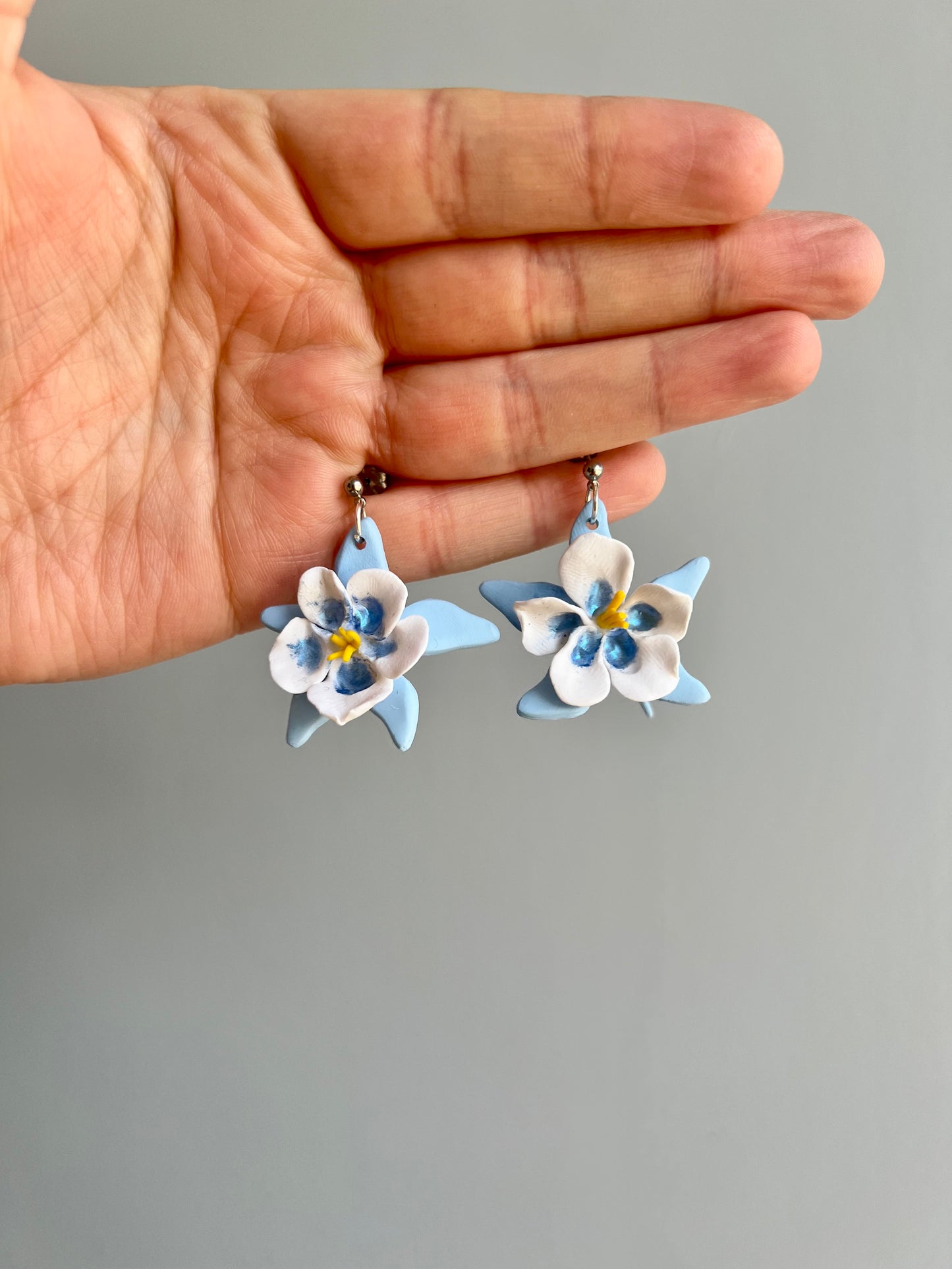 Celebrate Colorado's state flower with our columbine earrings, a symbol of beauty and resilience. These earrings capture the essence of the Rockies, perfect for nature enthusiasts.