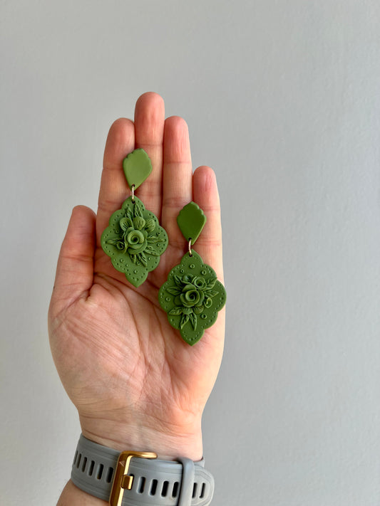These timeless olive-colored floral earrings represent a symbol of peace, meticulously handcrafted from polymer clay, perfect for spreading friendship and harmony.These earrings are the perfect unique gift for Mother’s day, matching friendship earrings, weddings, and any other special occasion