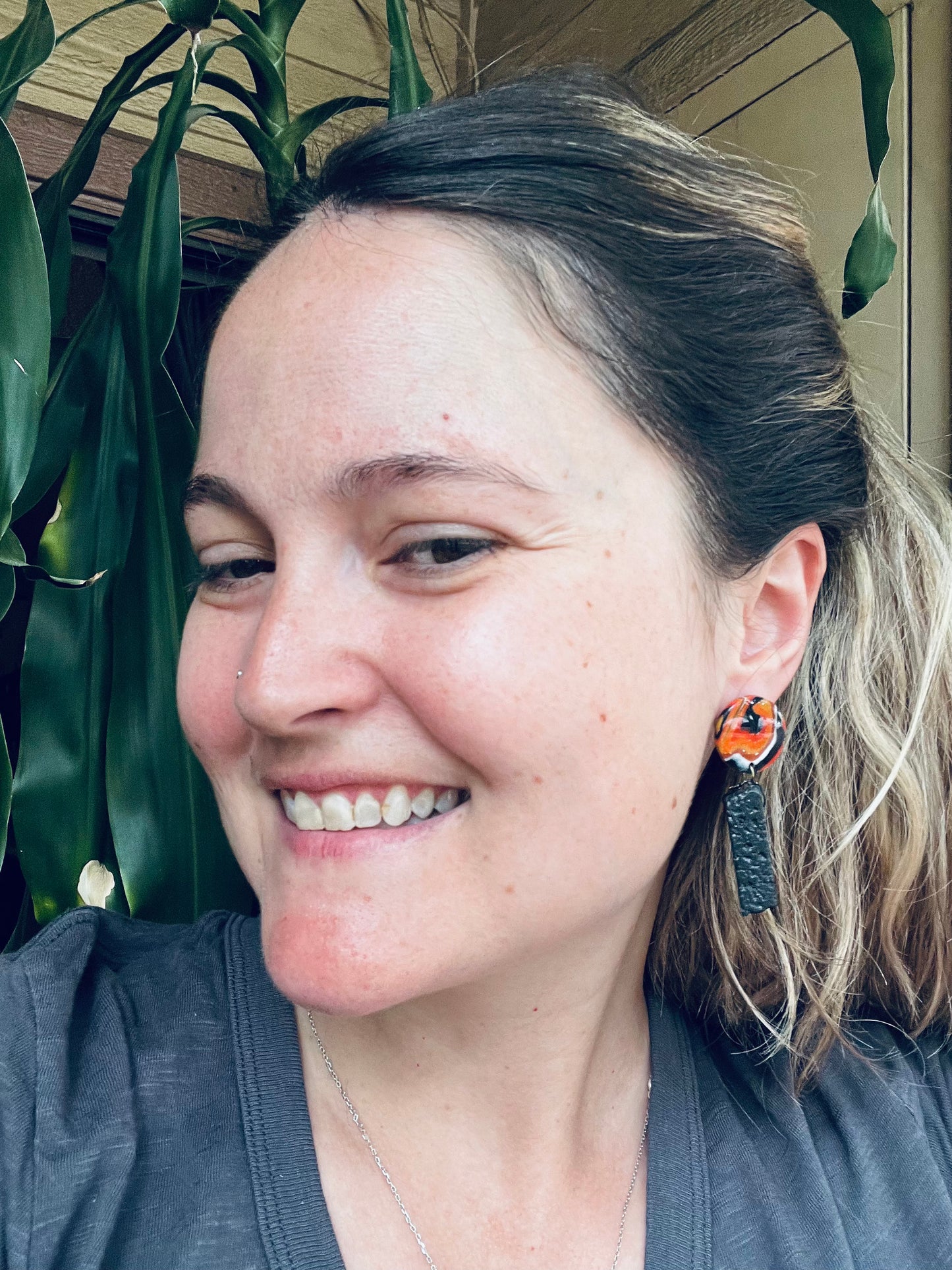 Harness the power of lava stone with these earrings. Representing strength and renewal, lava stone allows you to reconnect with nature, find inner calm, and express your true self.