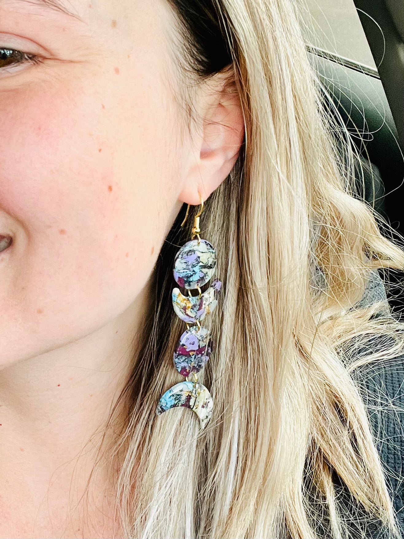 Capture the essence of life's journey and feminine energy with these earrings. New Moons mark new beginnings, while waning crescents offer a chance to release desires into the universe