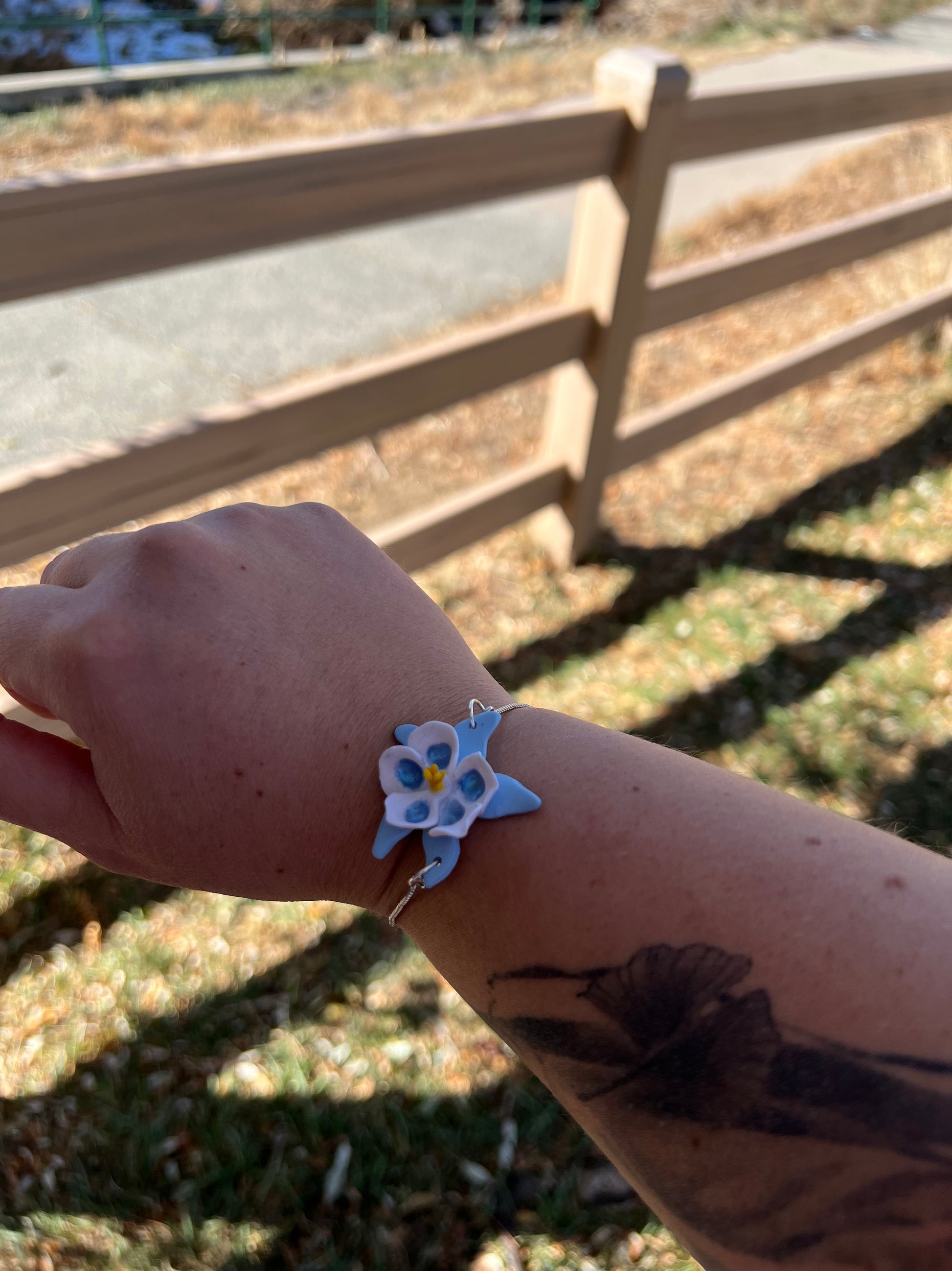 Capture the beauty of Colorado's state flower with our columbine bracelet. Inspired by the rugged landscapes of the Rockies, this bracelet embodies natural elegance and wilderness charm. Perfect for nature lovers and those who cherish the spirit of the Rockies.