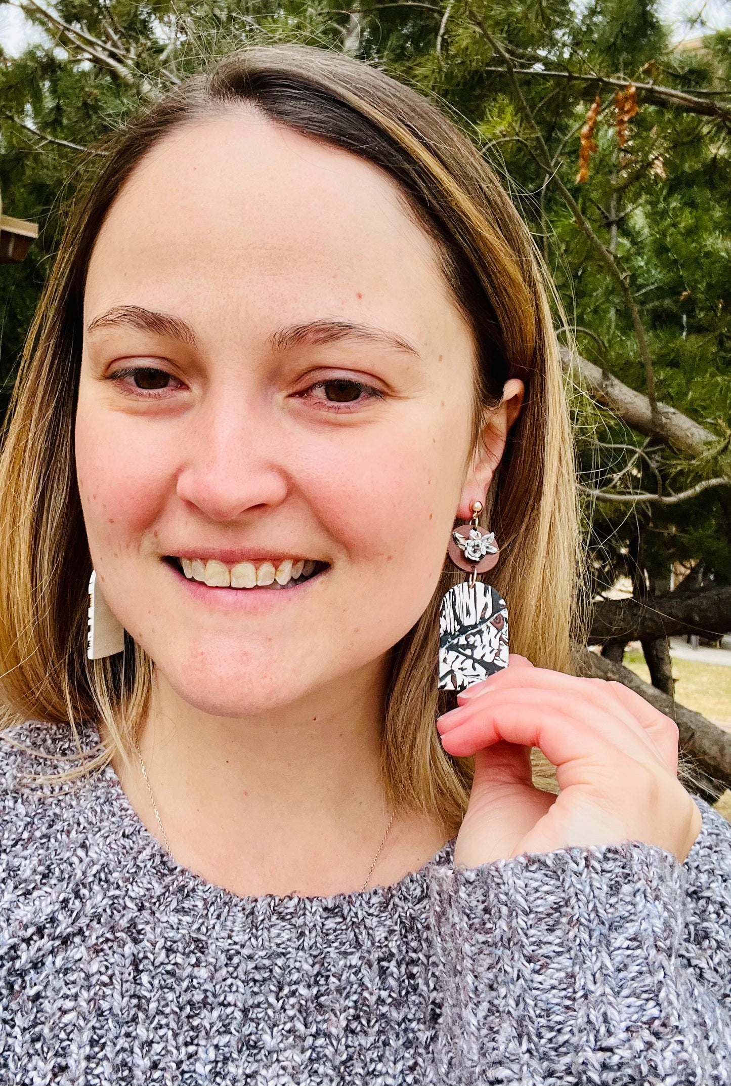 Channel the spirit of Colorado's Aspen trees with our polymer clay earrings, paying homage to their enduring symbolism of resilience and renewal. Elevate your style with these nature-inspired accessories, perfect for those who cherish the beauty of the Rockies.